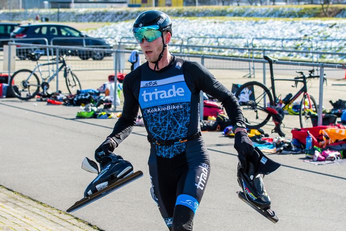 Een deelnemer aan de Wintertriatlon Twente haast zich naar de ijsbaan.