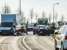 Auto botst frontaal met bestelbus in Houten: één gewonde