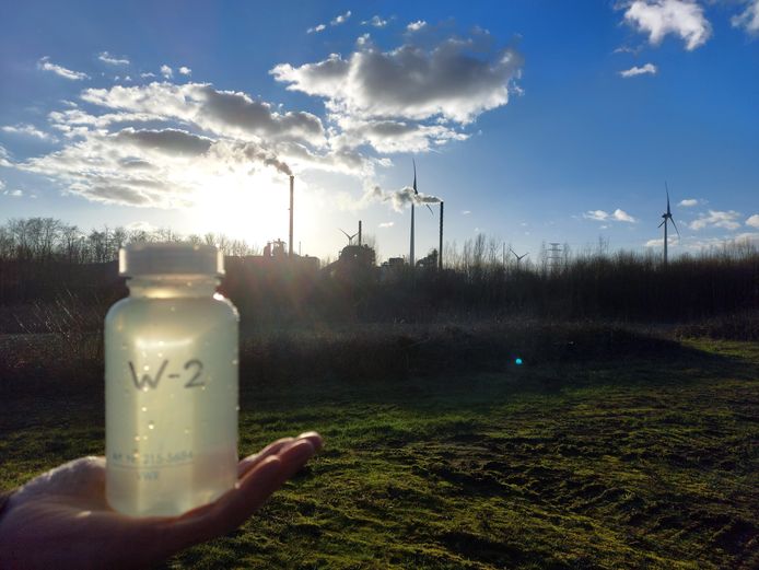 Watermonster genomen in de omgeving van afvalverwerker Indaver in Antwerpen.