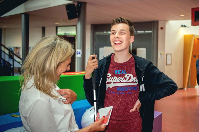 Twan Driessen kan niet zomaar de school inlopen. Door iedereen wordt hij gefeliciteerd.