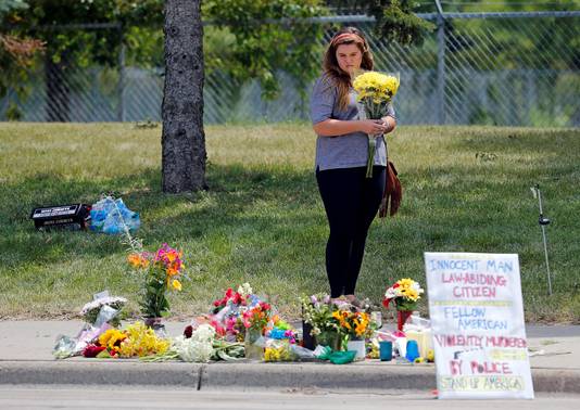 Archieffoto: een vrouw op de plek waar Philando Castile in 2016 werd doodgeschoten.