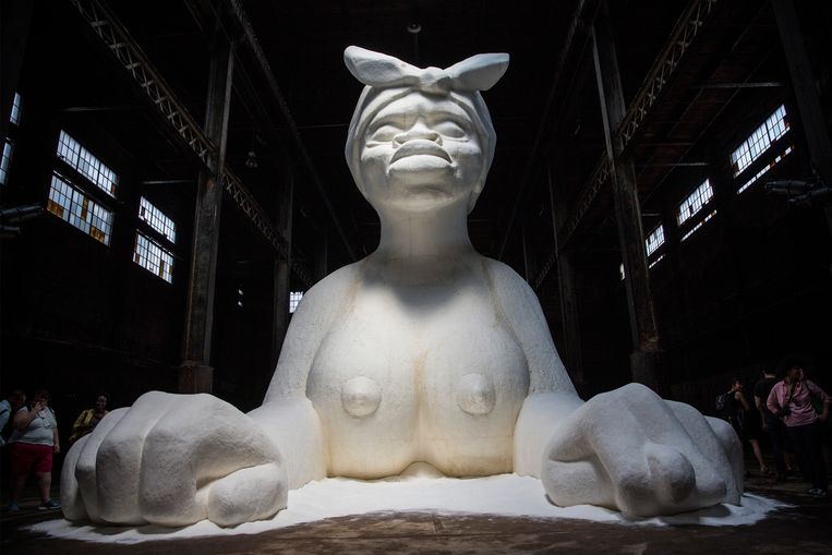Kara Walker, A Subtlety, 2014, in de voormalige suikerfabriek Domino Sugar Factory in New York. De elf meter hoge ‘sfinx’ is gemaakt van suiker.  Beeld Getty