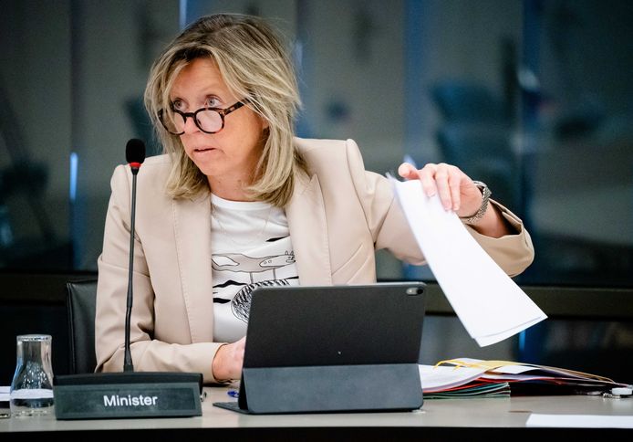 Minister Kajsa Ollongren van Binnenlandse Zaken en Koninkrijksrelaties (D66) vroeg de ombudsman en gemeenten te reageren op de noodwet