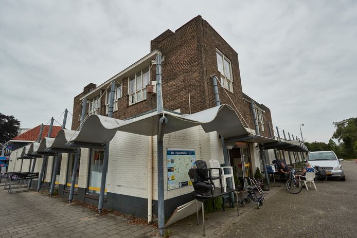 Het verouderde en verpauperde pand waar de vroeger Super de Boer in zat. Het gebouw gaat waarschijnlijk volgend jaar tegen de vlakte en maakt plaats voor 12 nieuwe sociale huurwoningen.