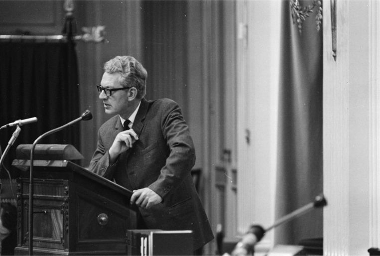 De Communistische partijleider Marcus Bakker in debat in de (oude) Tweede Kamer in 1966. Beeld ANP