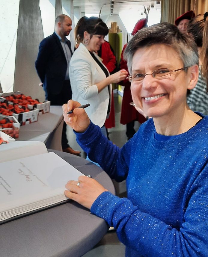 Gouverneur Cathy Berx en de deputés mochten een van de eerste aardbeien proeven.