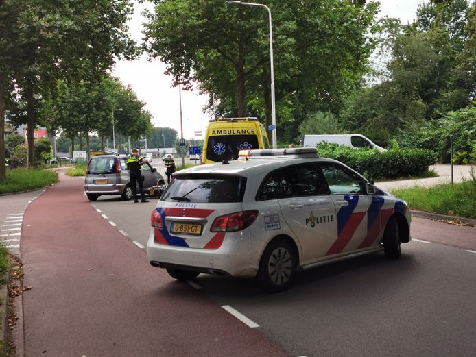 Hulpverlening na de botsing tussen een motor en een auto op de Molenstraat-Van Balverenweg in Bennekom.