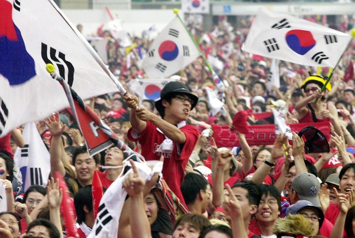 in 2002 werd Zuid-Korea voetbalgek toen het onder leiding van Guus Hiddink de halve finale van het WK in eigen land bereikte.