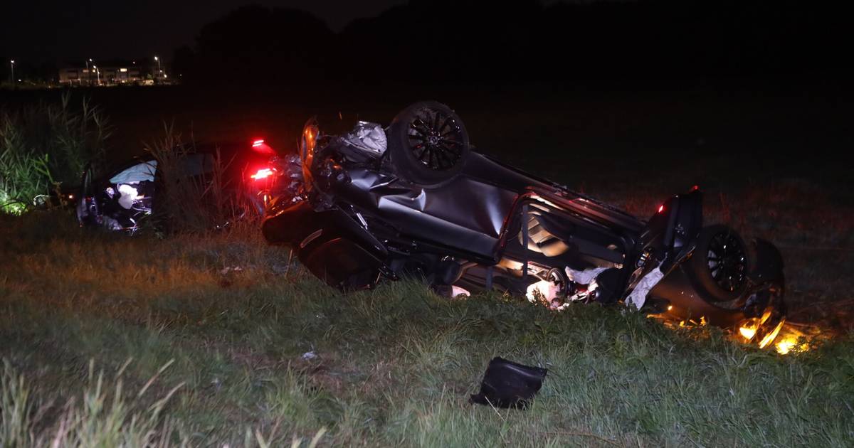 Twee autos crashen in sloot na botsing op A50 bij Veghel: Flinke ravage.