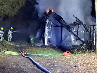 Vuur vernielt chalet aan Gooreersels 