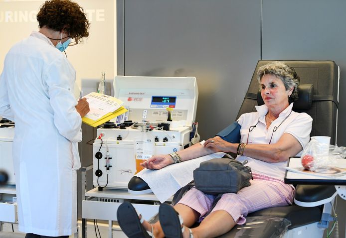 Een vrouw geeft bloed in een bloedbank in Amsterdam.