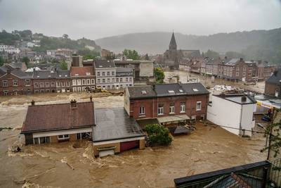Ketting van 5.000 mensen langs Vesder uit solidariteit met slachtoffers overstromingen