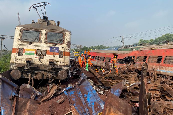 Reddingswerkers proberen slachtoffers te bevrijden uit de zwaarbeschadigde treinen. (03/06/23)