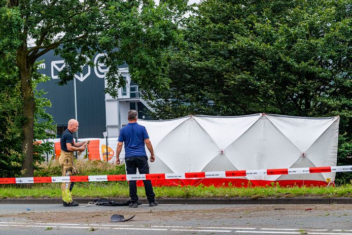Op de Dongenseweg in Tilburg is dinsdagavond een motorrijder om het leven gekomen.