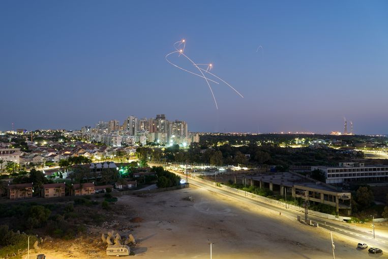 De IJzeren koepel van Israël onderschept raketten die vanuit Gaza worden afgevuurd op Ashkelon in Israël. (07/08/22)  Beeld AP