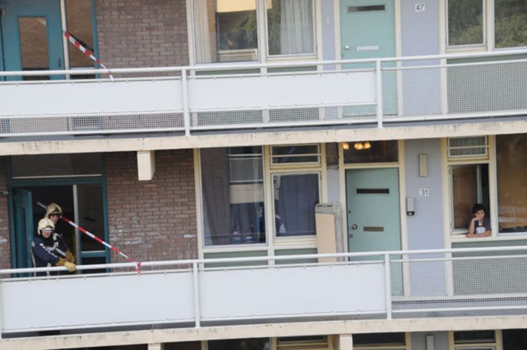 Acht woningen in Amsterdam-Noord zijn ontruimd nadat een steunbalk van een balkon een verdieping lager viel. Foto's John Beckman Beeld 
