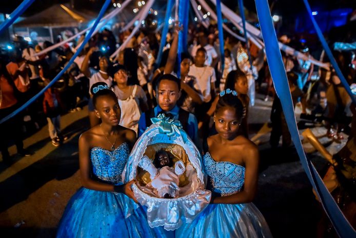 Afro-Colombianen lopen in een processie met een mand waarin 'Nino Dios' (Godskind) ligt. De 'Adoraciones al Nino Dios' is de traditionele kerstviering die de Afro-Colombiaanse gemeenschap elk jaar in februari houdt. Slavenhouders stonden indertijd niet toe dat slaven het kerstfeest vierden in december, dan moesten ze werken. Foto Luis Robayo