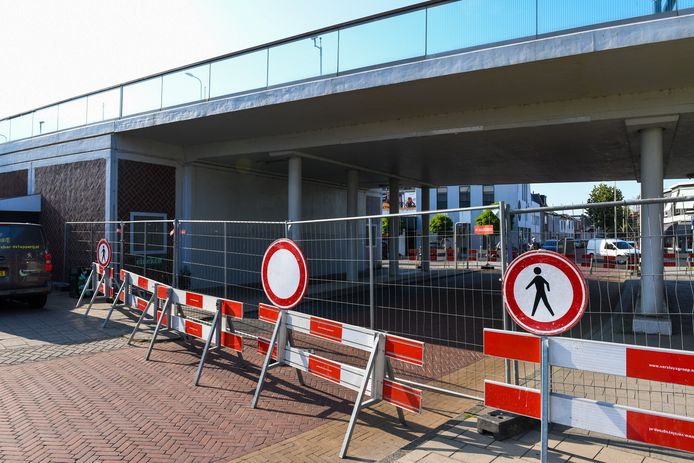 De Hooftstraat in Alphen is afgesloten ter hoogte van de Julianabrug
