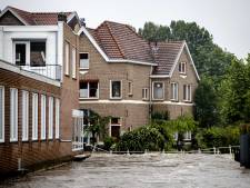 Brug Valkenburg weggeslagen, auto’s verdwijnen in water