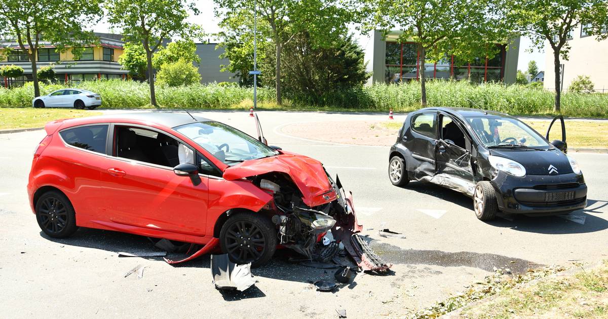 Automobilist raakt gewond bij flinke botsing in Lelystad: weg afgesloten.