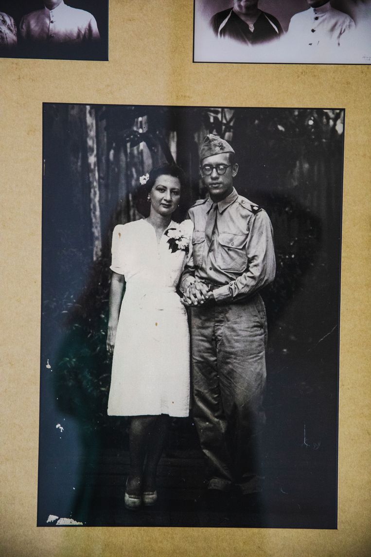 La foto del matrimonio è stata scattata il 28 febbraio 1946 a Banjarmasin, nel Borneo.  