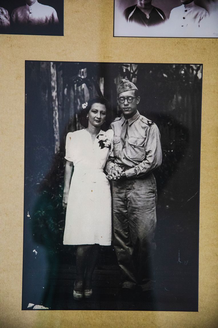Foto pernikahan tersebut diambil pada 28 Februari 1946 di Banjarmasin, Kalimantan.  