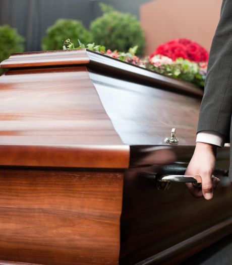 Pendant son enterrement, elle frappe sur le cercueil pour signifier qu’elle est toujours en vie