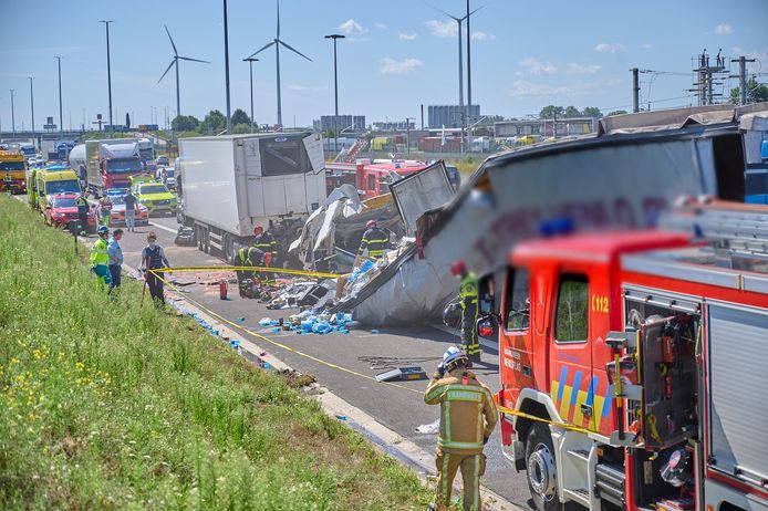 Flink ongeluk op de Belgische snelweg, net over de grens.