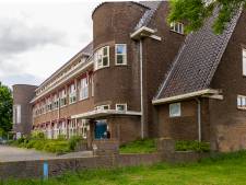 Jonge statushouders in nieuwe opvang Zwolle krijgen straks les in dit oude schoolgebouw
