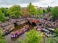De Canal Parade door de Amsterdamse grachten.