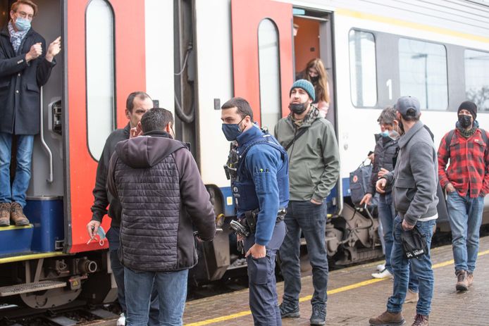 Een grote politiemacht zakte naar het station af om de gemoederen te bedaren.