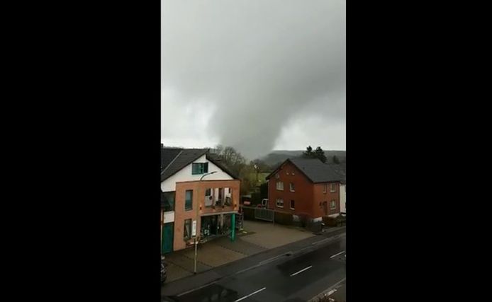 De tornado trekt door het dorpje.