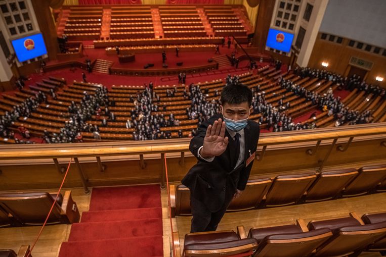 De beveiliging op het Nationaal Volkscongres, de grote jaarvergadering van Chinese wetgevers, gebaart de fotograaf om zijn werk te staken. Beeld EPA