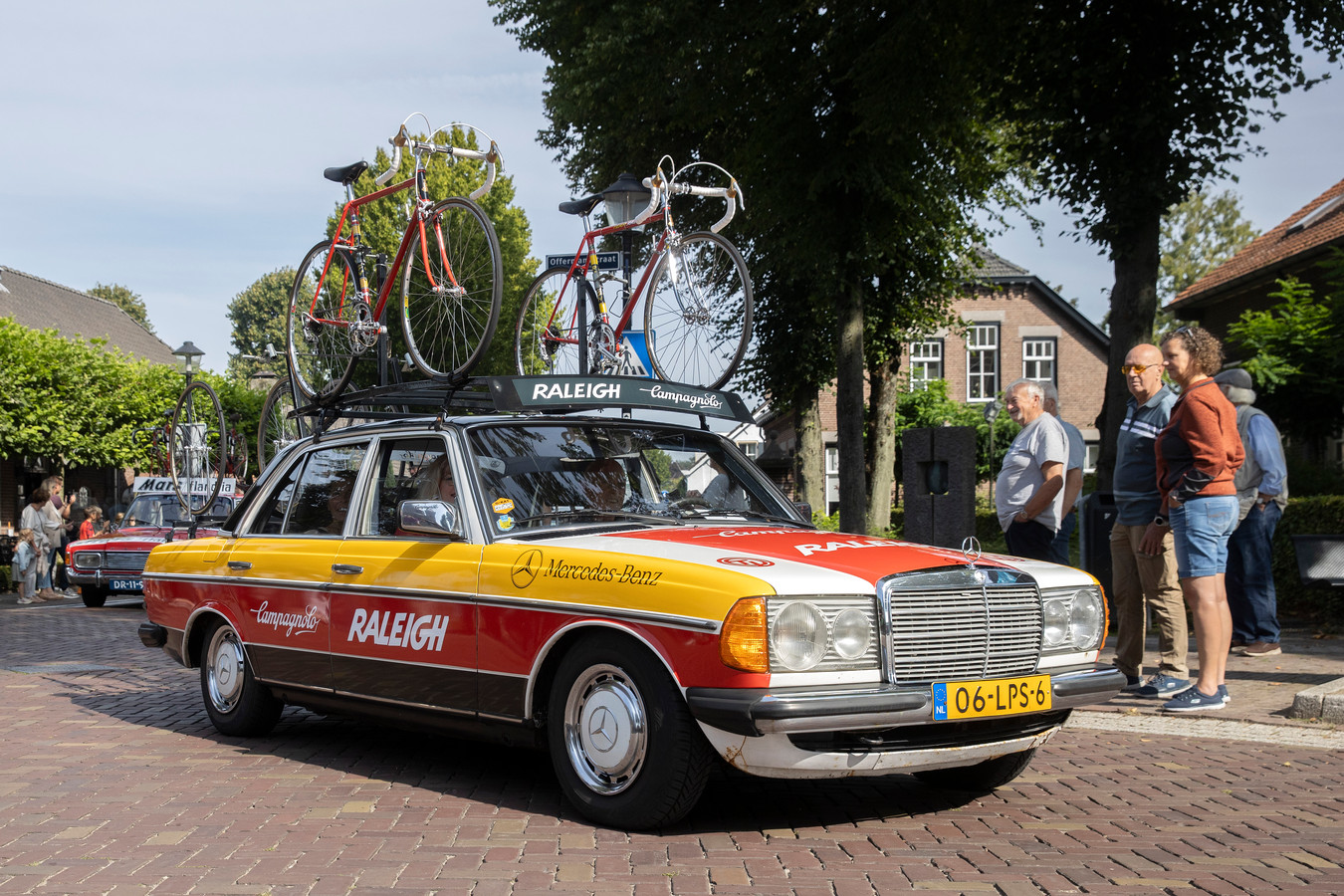 Met ongeschoren benen lopen wielerlegendes elkaar tegen het lijf in