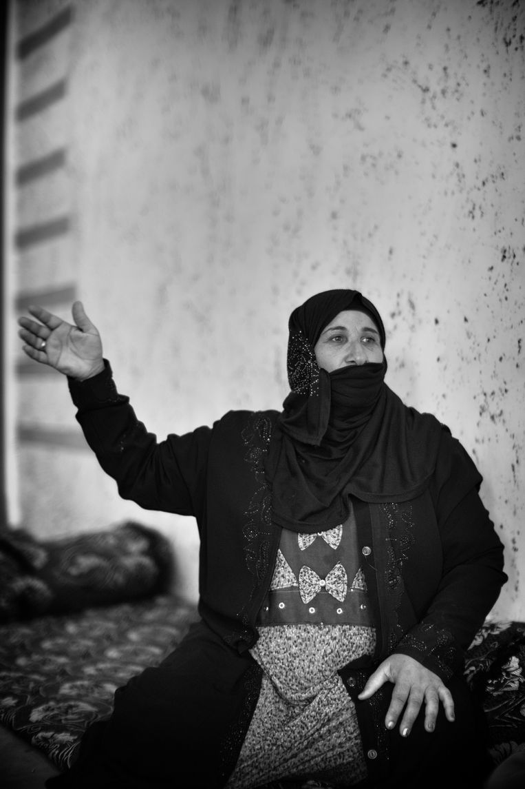 Sabria Salah (50) verloor haar man en een zoon bij de explosie in Hawija. Haar huis is verwoest. Beeld Eddy van Wessel