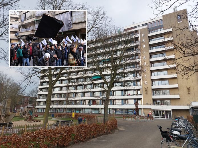 Het Bruishuis waar in 2013 de stichting Omar El Khattab Arabische lessen gaf. Inzet: demonstratie tegen president Assad in Aleppo in 2013.
