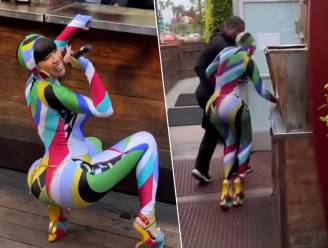 KIJK. Cardi B verschijnt in kleurrijke catsuit op event (maar struikelt door hoge hakken)