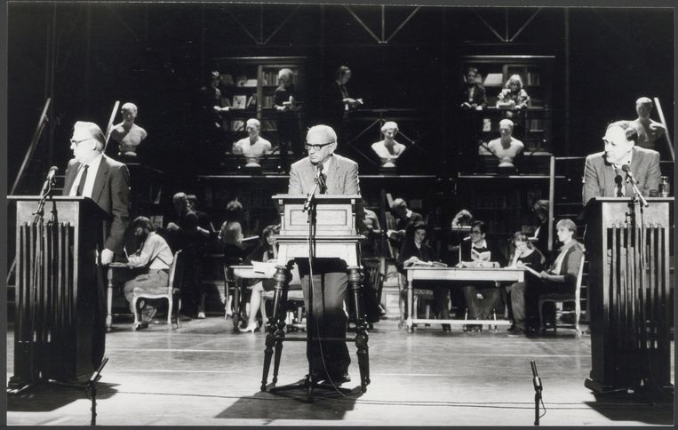 Het Boekenbal van 1984, in Carré, met vlnr Jan Blokker, Karel van het Reve en Hugo Brandt Corstius. Beeld Nationaal Archief