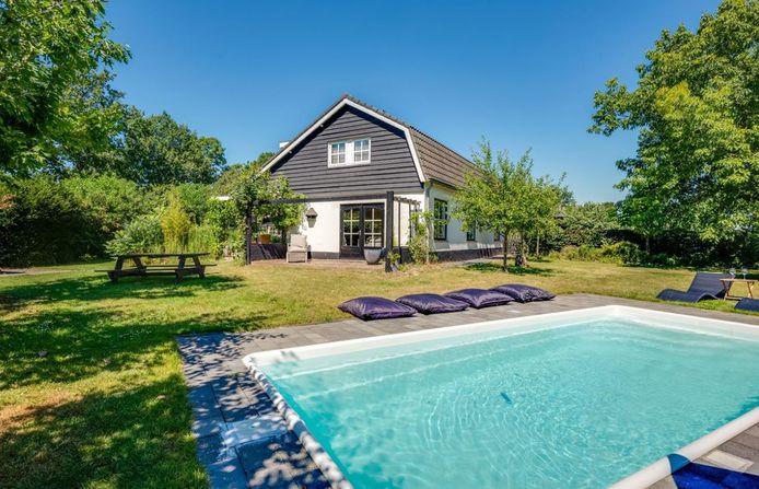 Deze woonboerderij met zwembad aan de Culemborgseweg in Buren staat te koop. Foto: Funda