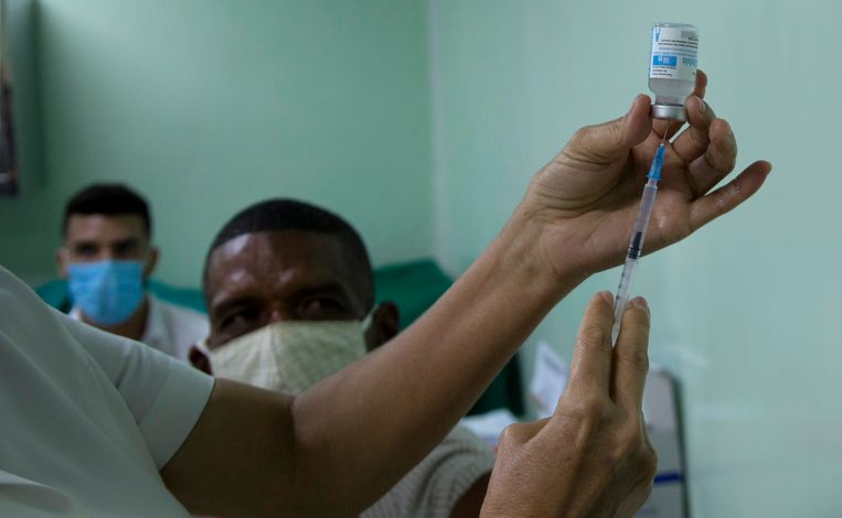 Een verpleegster maakt een dosis van het Abdala-vaccin klaar voor inspuiting. Beeld AP
