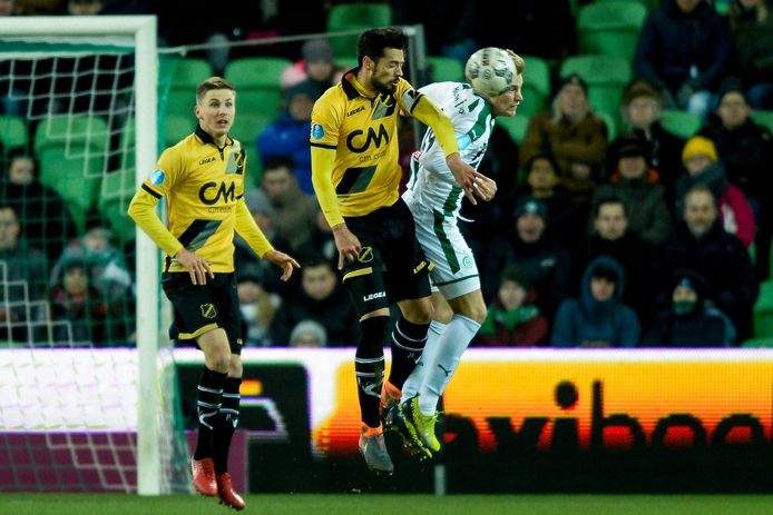 Pablo Marí in duel met FC Groningen-speler Tom van Weert.