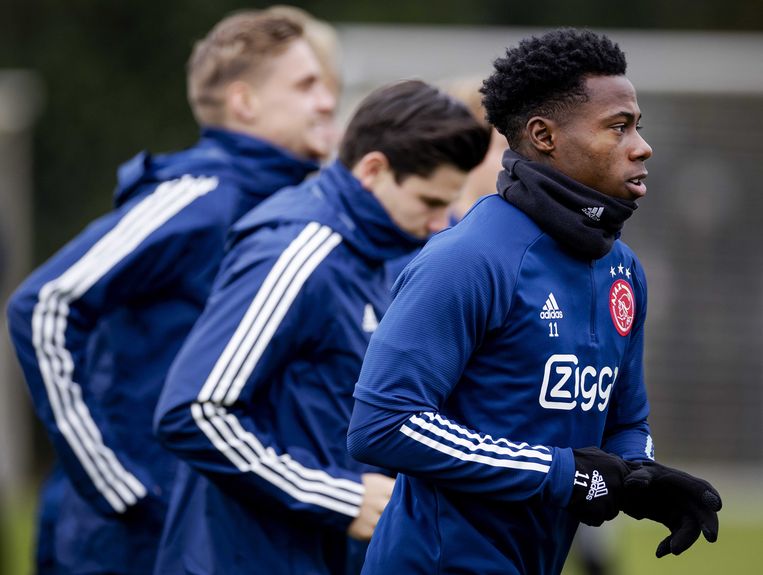 Ajax houdt vrijgelaten Promes buiten selectie: ‘Eerst een gesprek’