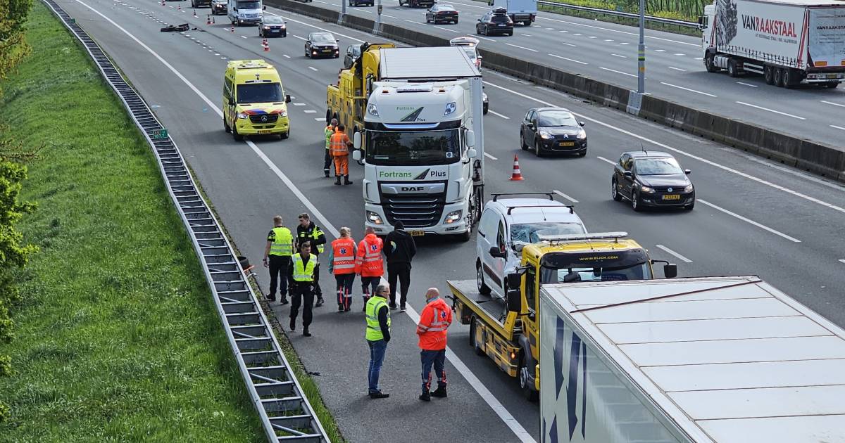 Rommel op A12 bij Ede door ongeval: twee rijstroken dicht.