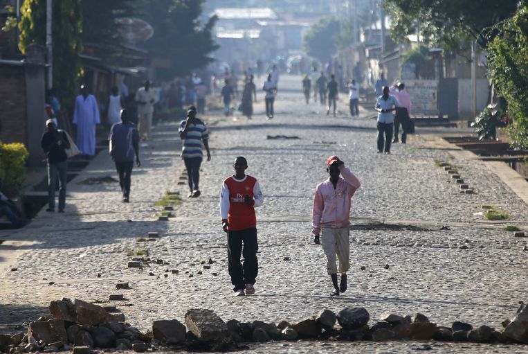 Mensen lopen in een straat in Bujumbura Beeld REUTERS