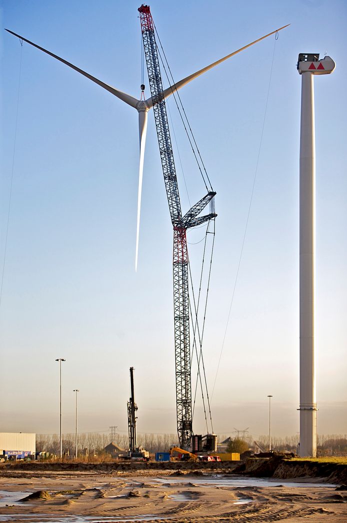 OOSTERHOUT  - De eerste van zes windmolens werd in 2008 op bedrijventerrein Weststad III in Oosterhout geplaatst.