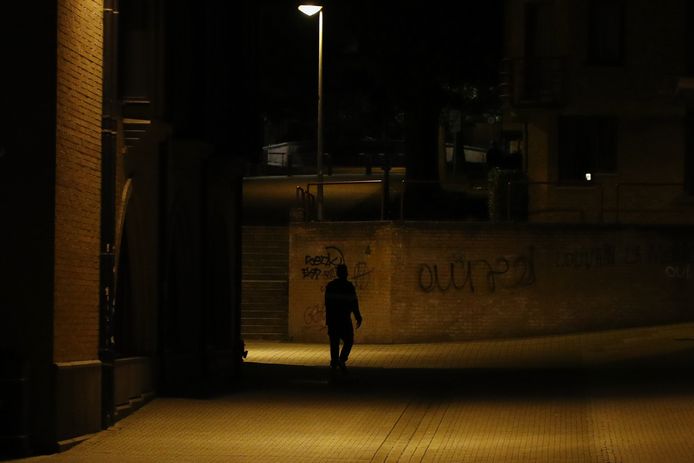 Un jeune homme marche dans les rues de Louvain-la-Neuve (illustration).