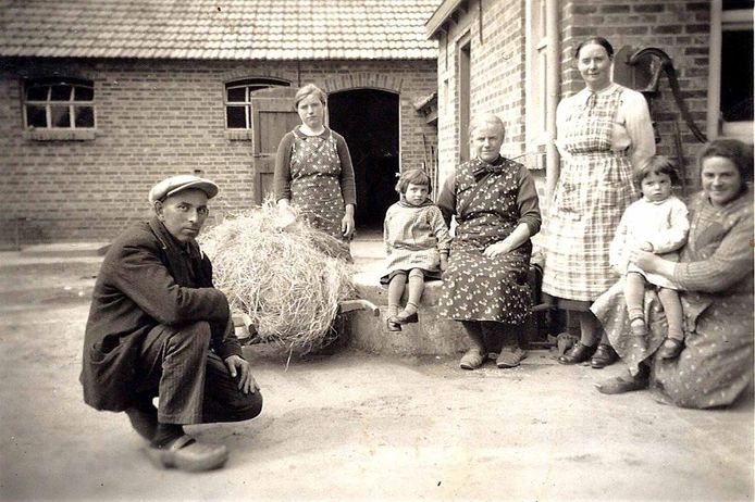 Maaijkant: bij de boerderij poseren bewoners en buren (1938, Lia Josten)