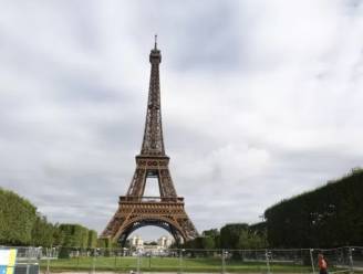 Jonge vrouw verkracht door vijf mannen aan voet van Eiffeltoren: “Daders volgen meestal dezelfde handelswijze”