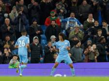 Wervelend City deelt zevenklapper uit aan Leeds, Aké viert mee in feestvreugde met kopgoal