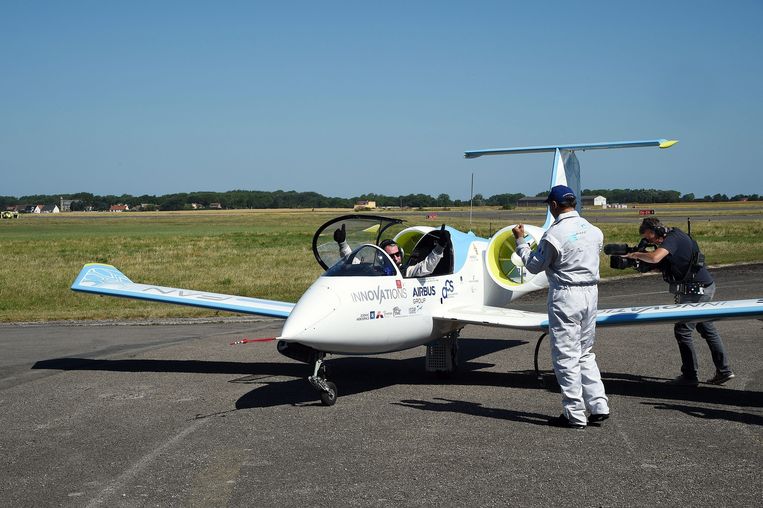 De Franse piloot Didier Esteyne vloog in 2015 in het elektrische prototype E-Fan het Kanaal over. Beeld EPA
